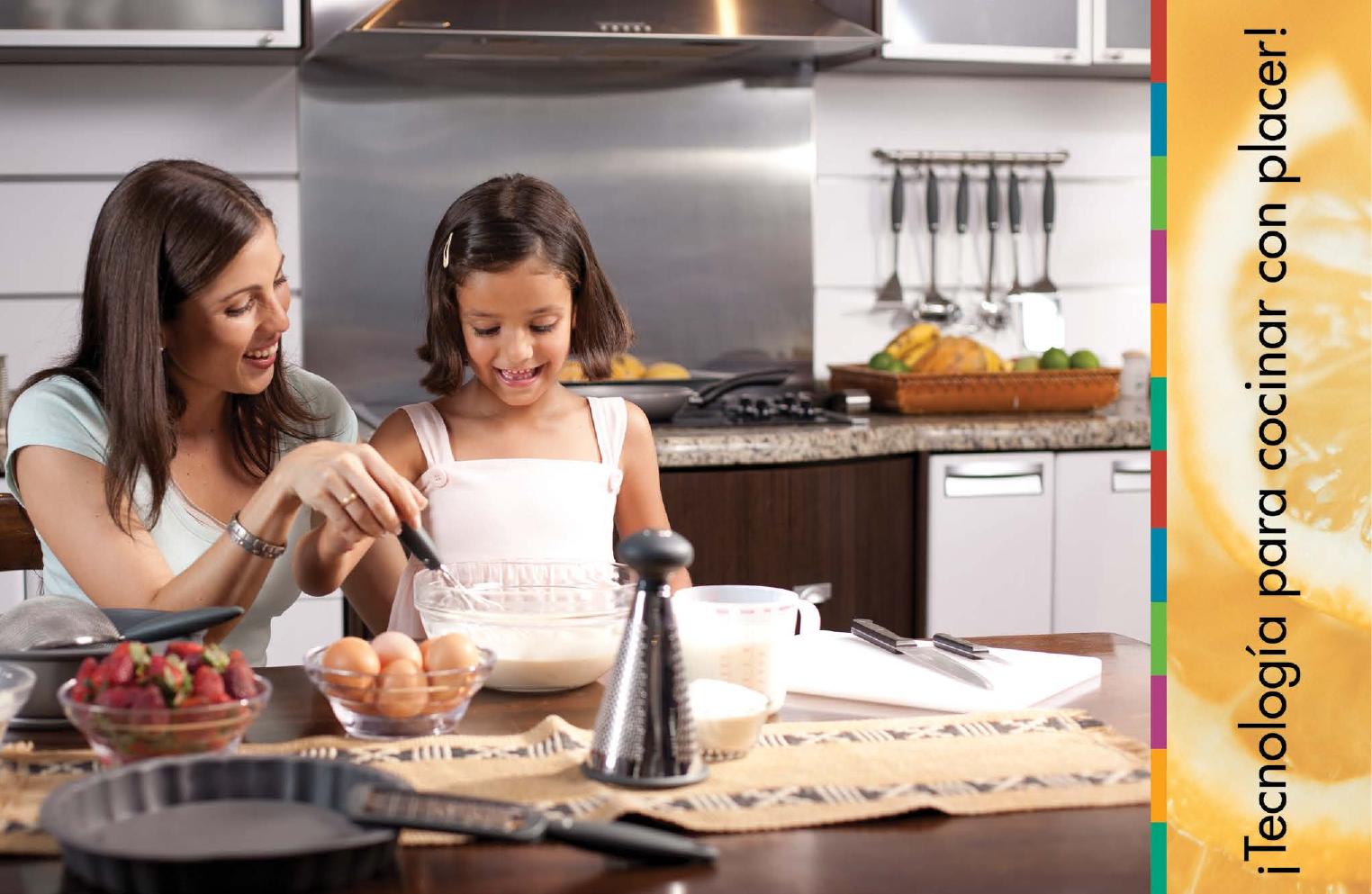 Familia cocinando con utensilios Press